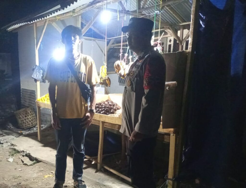 Polsek Menes Lakukan Patroli Malam dan Himbauan Kepada Penjual Buah 8 WhatsApp Image 2024 06 03 at 09.06.26