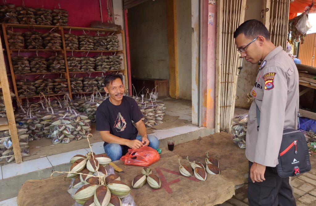 Polsek Menes Pantau Harga Bahan Pokok dan Himbau Pedagang Gula Aren di Pasar Menes 7 WhatsApp Image 2024 06 03 at 09.12.06