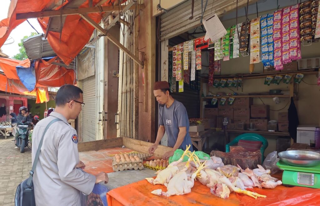 Polsek Menes Gelar Patroli Dialogis di Pasar Menes, Imbau Pedagang Hindari Pengawet Pada Ayam Potong 6 WhatsApp Image 2024 06 03 at 09.20.03