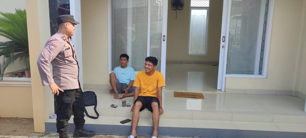 Polsek Cikeusik Gelar Door to Door System, Bhabinkamtibmas Jalin Hubungan Baik dengan Warga 5 WhatsApp Image 2024 06 03 at 09.21.19