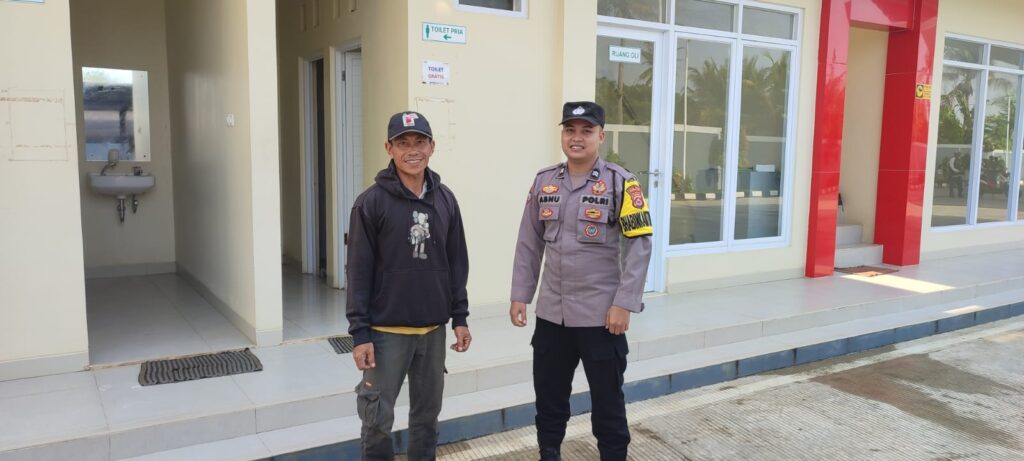 Polsek Cikeusik Tingkatkan Keamanan SPBU Cikeusik Melalui Sambang dan Kontrol 4 WhatsApp Image 2024 06 03 at 09.21.28