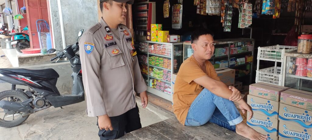 Polsek Cikeusik Tingkatkan Keamanan dan Ketertiban Melalui Sambang Kepada Pedagang Sembako 3 WhatsApp Image 2024 06 03 at 09.21.36