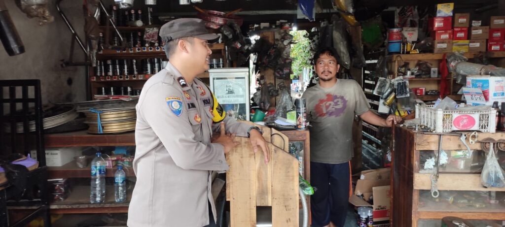 Polsek Cikeusik Tingkatkan Sinergi dengan Warga Melalui Sambang ke Bengkel Motor 2 WhatsApp Image 2024 06 03 at 09.26.18