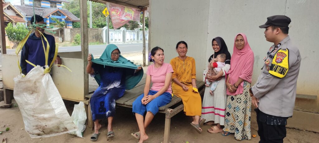 Polsek Cikeusik Gelar Sambang Kamtibmas dan Silaturahmi Bersama Warga 10 WhatsApp Image 2024 06 03 at 09.28.27