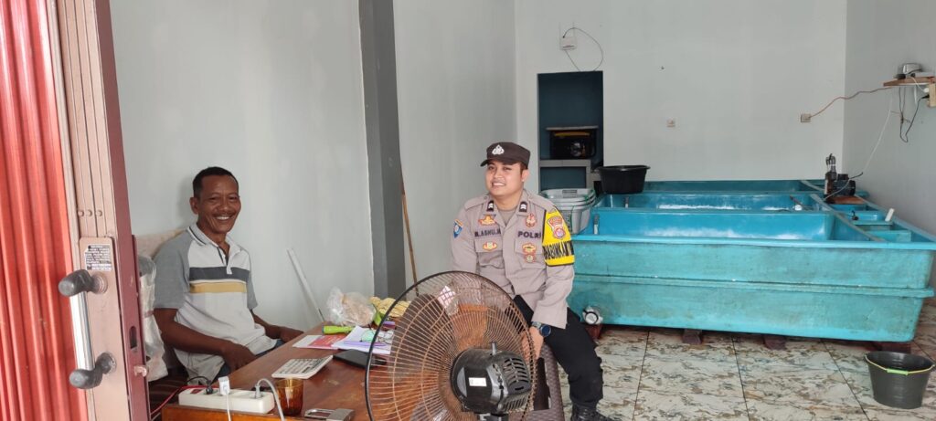 Polsek Cikeusik Tingkatkan Keamanan dan Ketertiban di Pasar Lobster Cikeusik 9 WhatsApp Image 2024 06 03 at 09.32.39