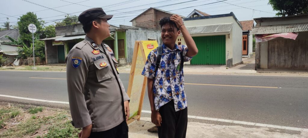 Polsek Cikeusik Gelar Sambang Pelajar yang Nongkrong Diluar Jam Belajar Sekolah 8 WhatsApp Image 2024 06 03 at 09.37.58