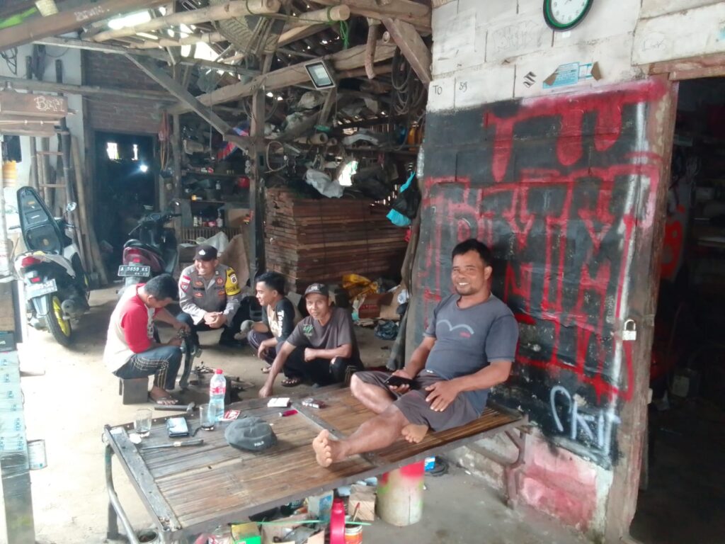 Polsek Cikeusik Tingkatkan Keamanan dan Ketertiban Masyarakat Melalui Sambang Bengkel Mobil 5 WhatsApp Image 2024 06 03 at 11.22.33