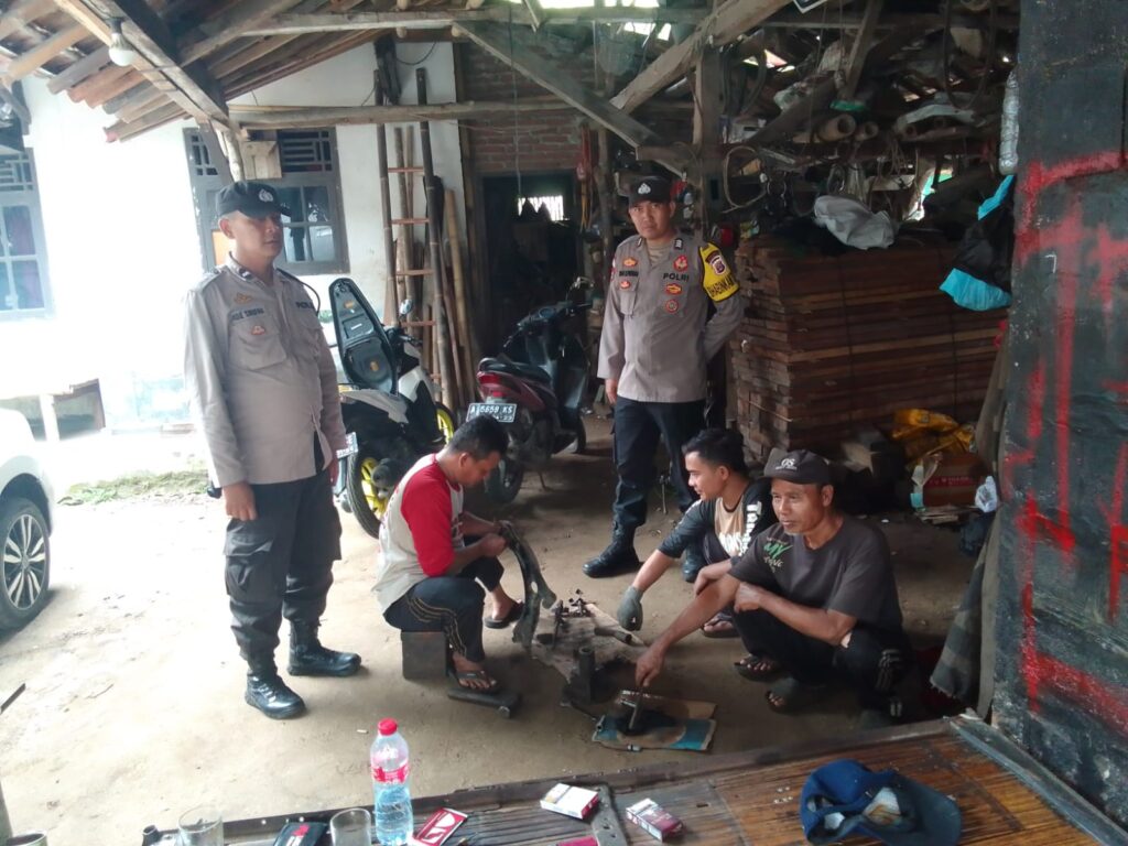 Polsek Cikeusik Gelar Patroli Siang untuk Ciptakan Keamanan dan Ketertiban Masyarakat 4 WhatsApp Image 2024 06 03 at 11.24.24