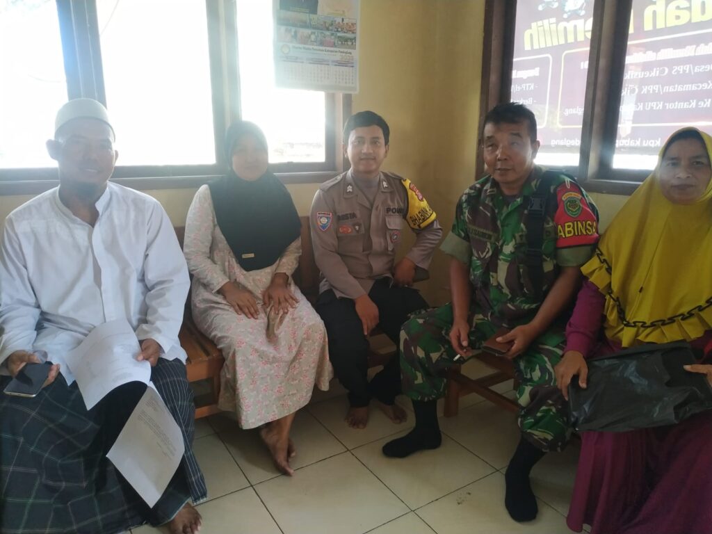 Bhabinkamtibmas Polsek Cikeusik Terjun ke Masyarakat Desa Leuwibalang 3 WhatsApp Image 2024 06 03 at 11.26.07