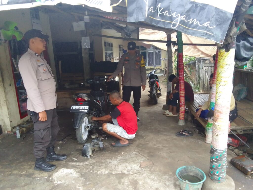 Polsek Cikeusik Tingkatkan Patroli dan Sambang Siang Hari untuk Ciptakan Keamanan dan Ketertiban Masyarakat 2 WhatsApp Image 2024 06 03 at 11.33.46