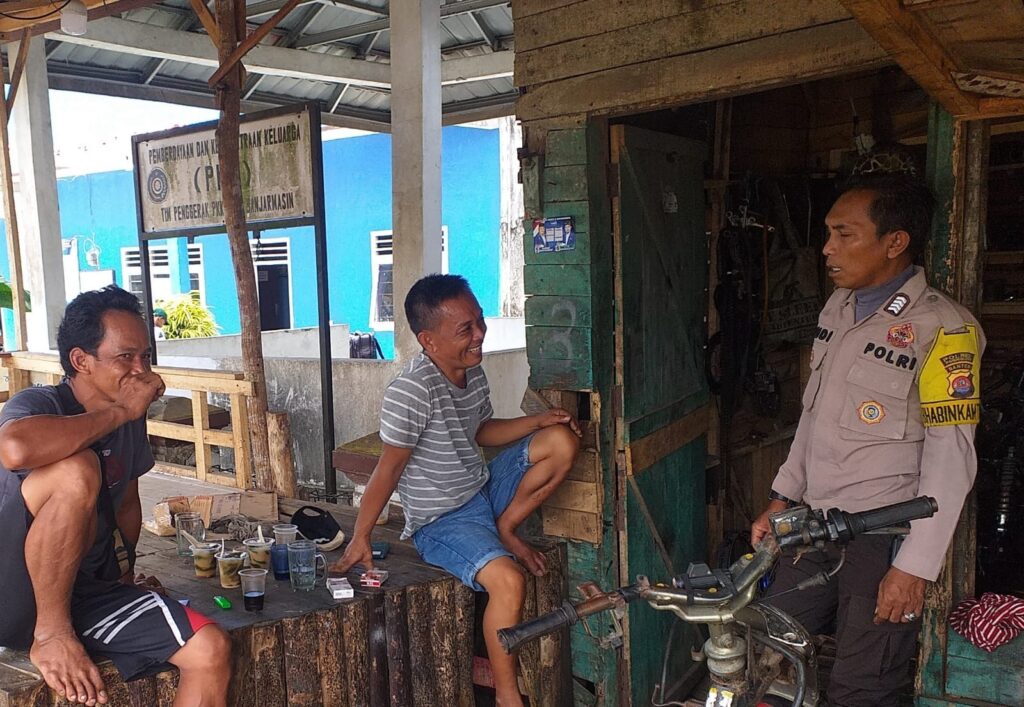Polsek Carita 'Menggebrak' Bengkel untuk Himbauan Kamtibmas di Desa Banjarmasin! 1 WhatsApp Image 2024 06 03 at 11.43.54