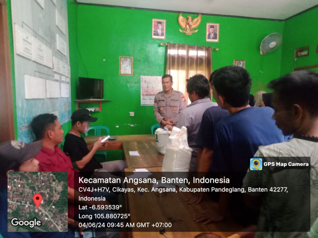 Kapolsek Angsana Polres Pandeglang Monitoring Penyaluran Bantuan Program Beras Pemerintah (PBP) Triwulan II Tahap V Tahun 2024 di Kecamatan Angsana 1 WhatsApp Image 2024 06 04 at 21.09.20