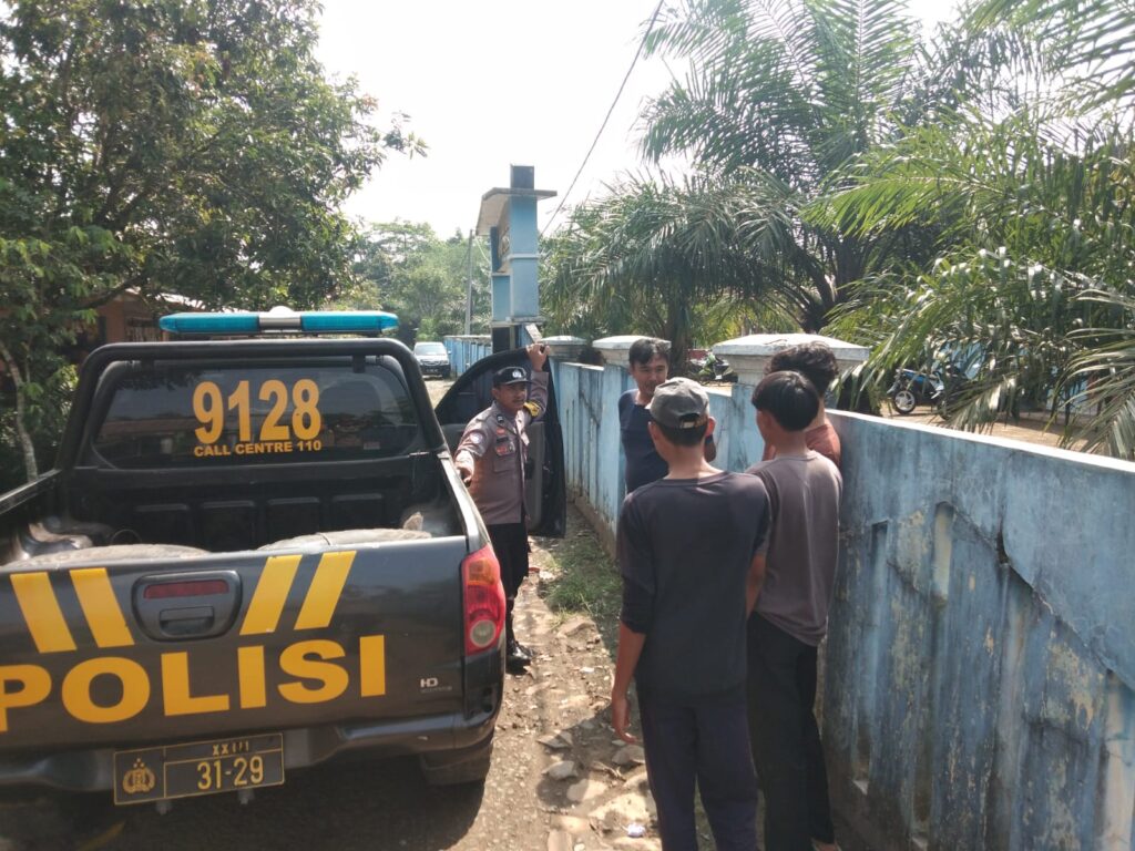 Polsek Cikeusik Gelar Dialogis dengan Anak Remaja yang Mencurigakan 4 WhatsApp Image 2024 06 04 at 21.16.35