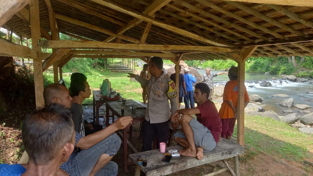 Bhabinkamtibmas Polsek Carita Sambangi Desa Binaannya Bersama Pemerintah Desa Cinoyong 8 WhatsApp Image 2024 06 04 at 21.24.37