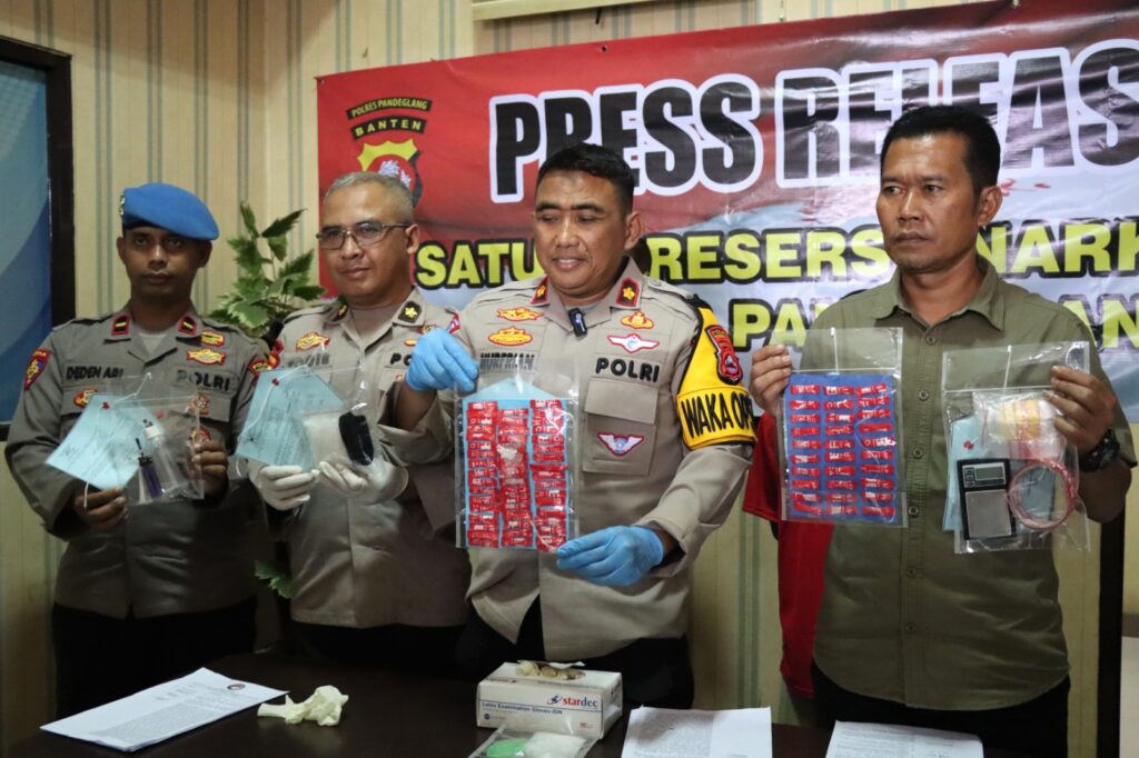 Polres Pandeglang Tangkap Dua Pengedar Narkoba Jenis Sabu-Sabu 6 WhatsApp Image 2024 06 05 at 13.44.18