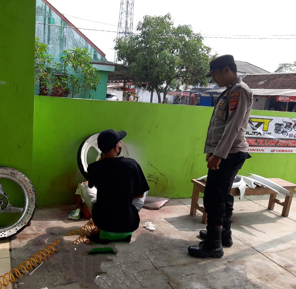 Bhabinkamtibmas Polsek Cikeusik Terjun ke Masyarakat Desa Sukaseneng 2 WhatsApp Image 2024 06 05 at 19.58.18