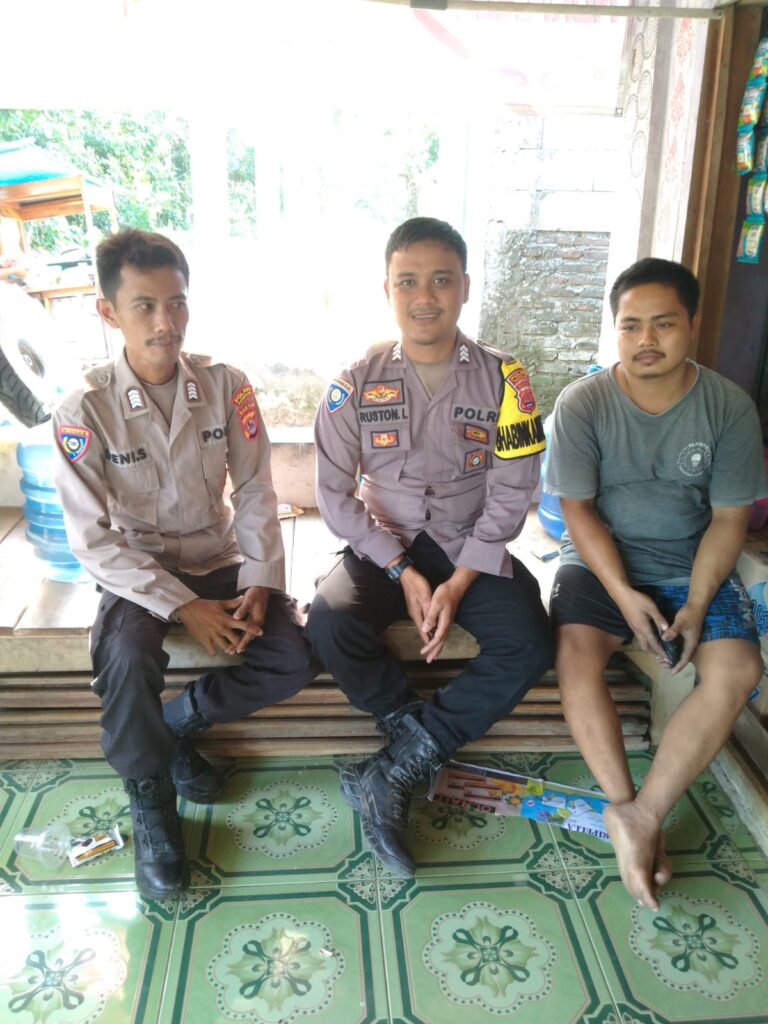 Bhabinkamtibmas Polsek Angsana Polres Pandeglang Sambangi Masyarakat Desa Sumurlaban 4 WhatsApp Image 2024 06 05 at 20.28.42