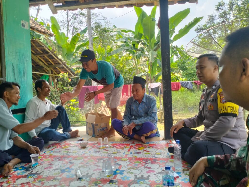 Bhabinkamtibmas Polsek Angsana Polres Pandeglang Laksanakan Sambang DDS (Door to Door Sistem) 7 WhatsApp Image 2024 06 05 at 20.28.54