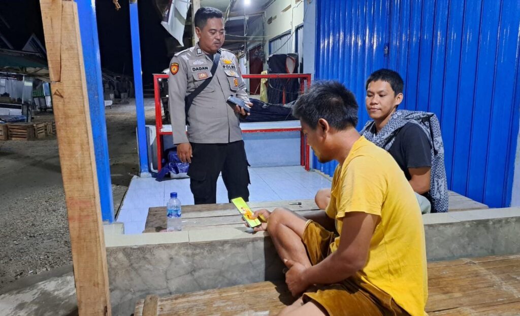 Polsek Sumur Cegah Gangguan Kamtibmas Polsek Sumur rutin Laksanakan Patroli Malam 8 WhatsApp Image 2024 06 05 at 21.20.18