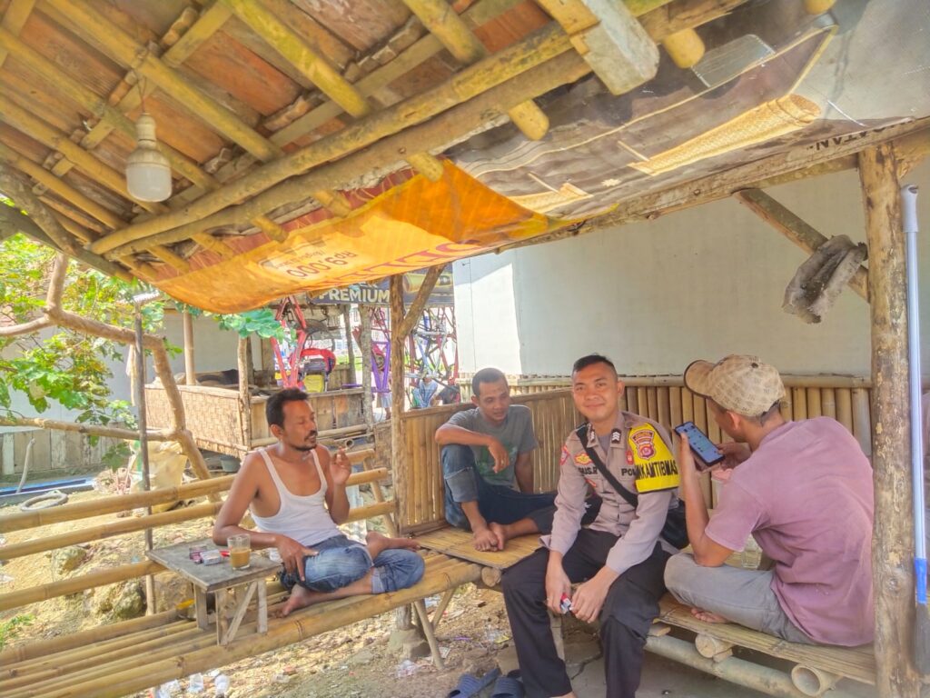 Bhabinkamtibmas Polsek Panimbang Sambangi warga masyarakat di Desa binaan 9 WhatsApp Image 2024 06 05 at 21.37.31