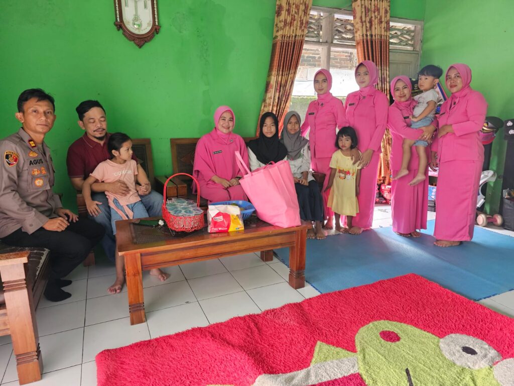 Polsek Saketi dan Bhayangkari Ranting Saketi Berikan Santunan kepada Personil yang Terkena Musibah 10 WhatsApp Image 2024 06 05 at 22.04.23