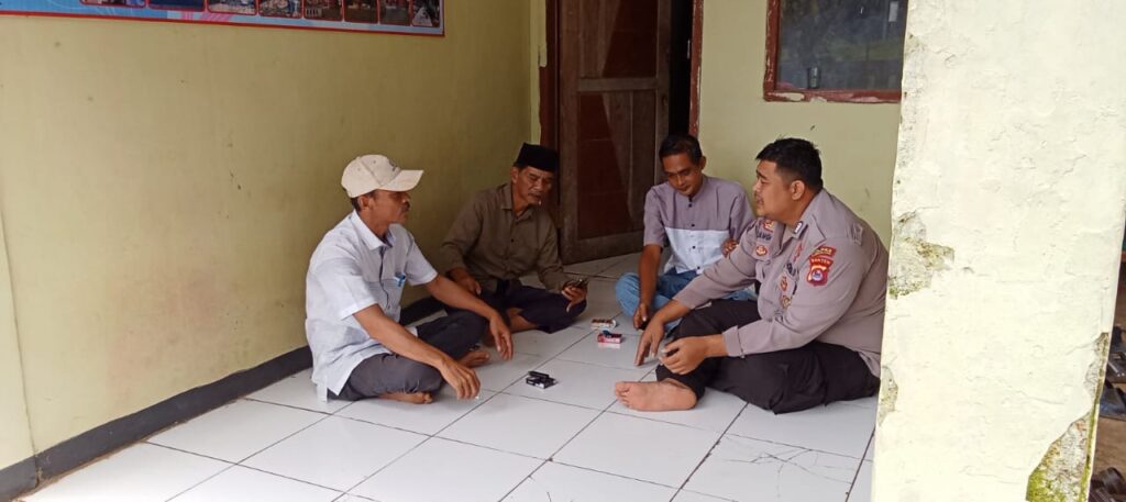 Bhabinkamtibmas Polsek Bojong Sambangi Warga Desa Cijakan untuk Pererat Silaturahmi dan Berikan Pesan Kamtibmas 1 WhatsApp Image 2024 06 06 at 13.54.09