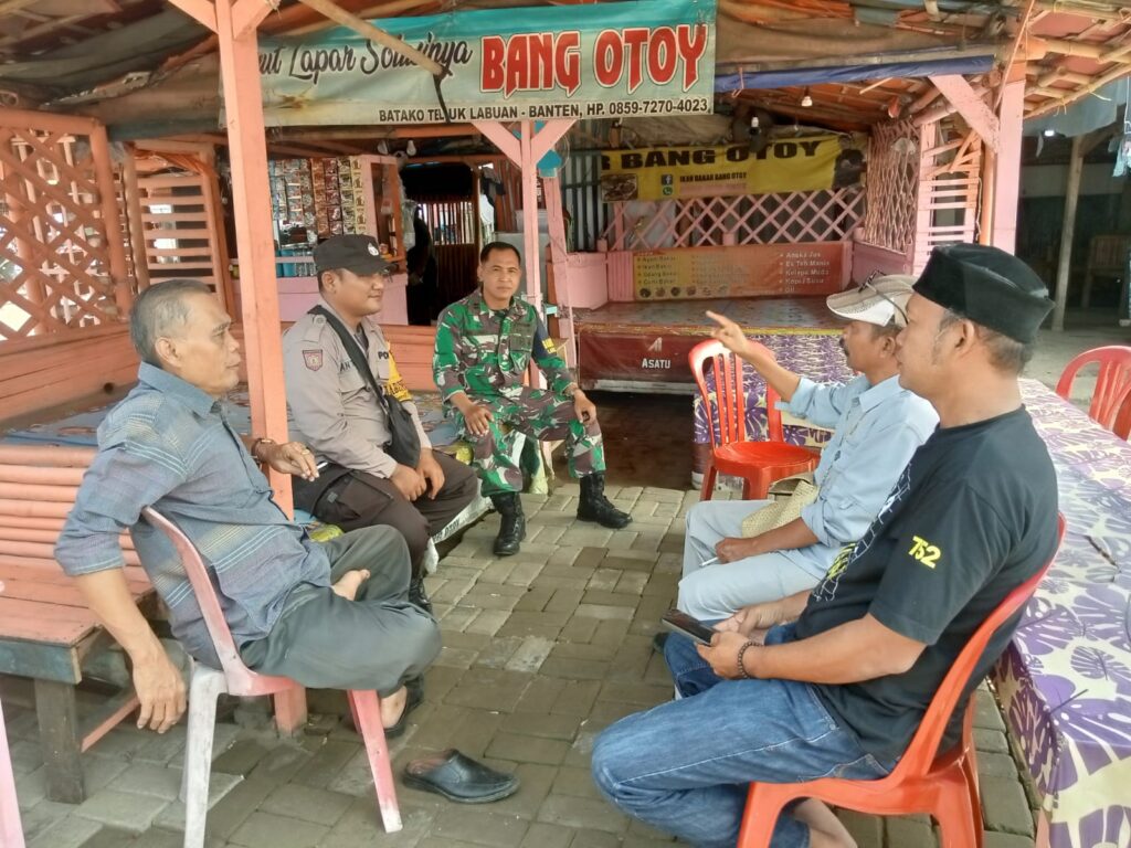 Polsek Labuan dan TNI Lakukan Patroli Dialogis untuk Jaga Kamtibmas 10 WhatsApp Image 2024 06 07 at 03.41.02