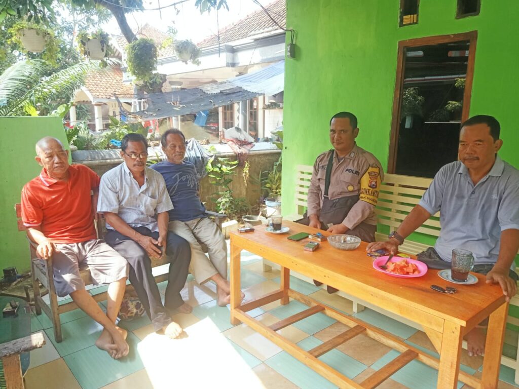 Bhabinkamtibmas Sambangi Warga, Jalin Silaturahmi dan Ciptakan Kamtibmas Kondusif 1 WhatsApp Image 2024 06 07 at 03.41.41