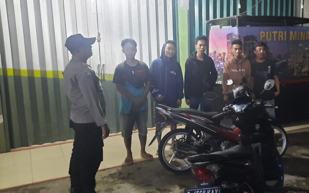 Patroli Dialogis Malam Hari, Polsek Picung Himbau Pemuda Jaga Kamtibmas 2 WhatsApp Image 2024 06 07 at 05.16.31