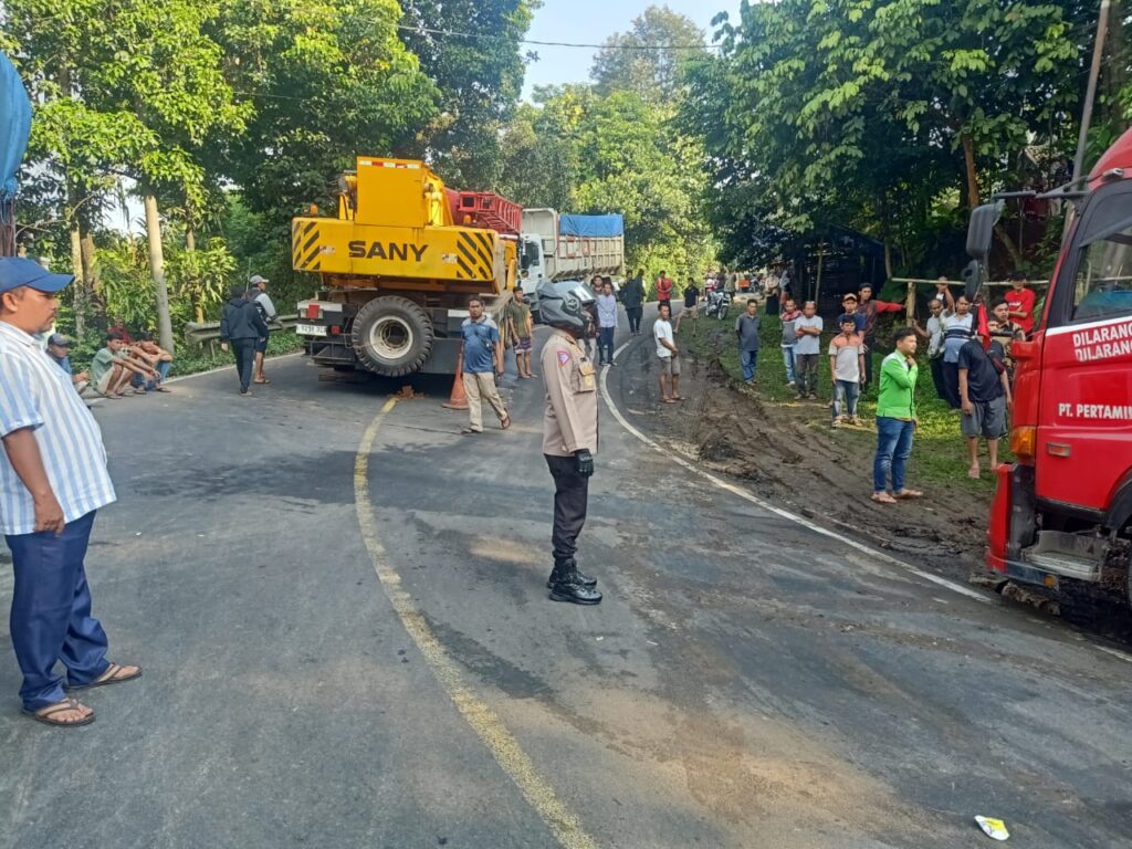 Kapolres Pandeglang Turun Tangan Atur Lalu Lintas Pasca Kecelakaan Mobil Pertamina di Jalan Raya Labuan 6 WhatsApp Image 2024 06 07 at 09.33.41