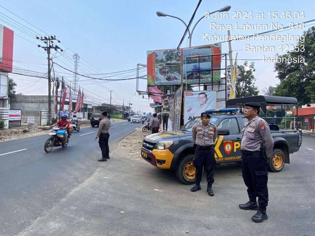 Sat Samapta Polres Pandeglang menggelar Strong Point Pagi Hari di Pertigaan Cipacung 5 WhatsApp Image 2024 06 08 at 18.54.58 1
