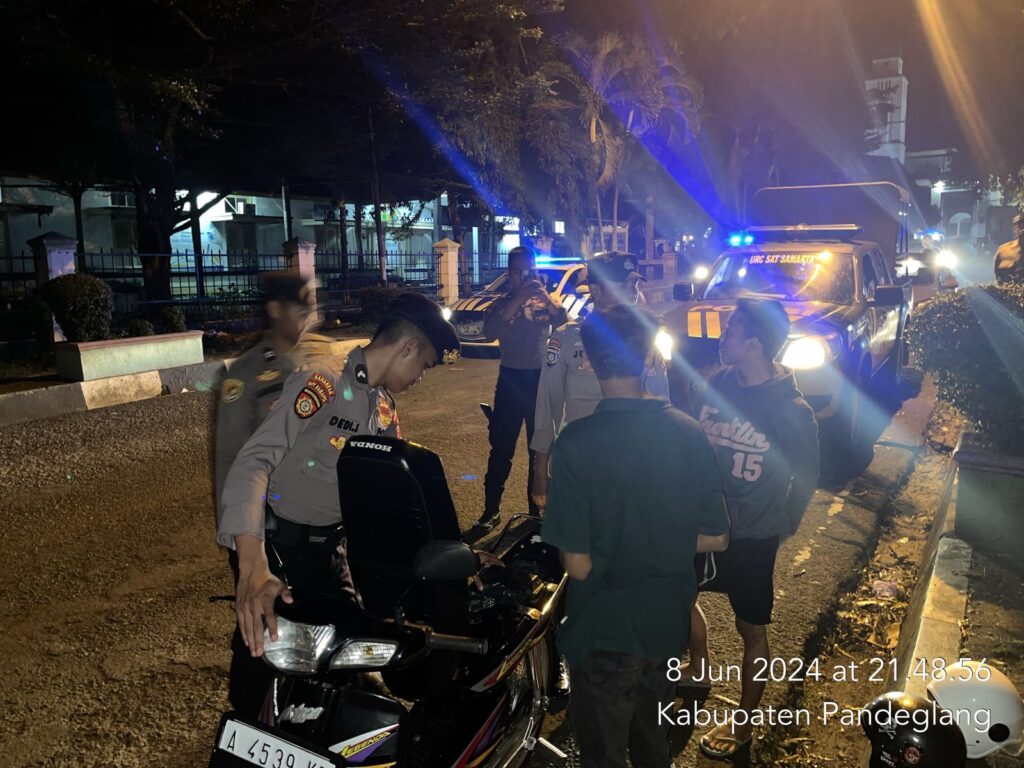 Sat Samapta Polres Pandeglang Antisipasi Tindak Kriminal dengan Patroli Dialogis Malam Hari 4 WhatsApp Image 2024 06 09 at 06.29.35