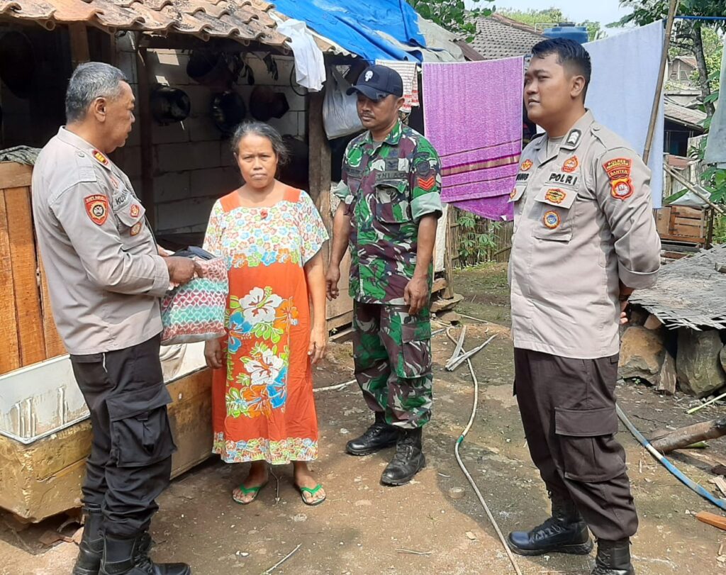 Kapolsek Bojong Polres Pandeglang Bersama Bhabinkamtibmas Lakukan Giat Bansos Kepada Warga Binaan 9 WhatsApp Image 2024 06 10 at 13.13.00