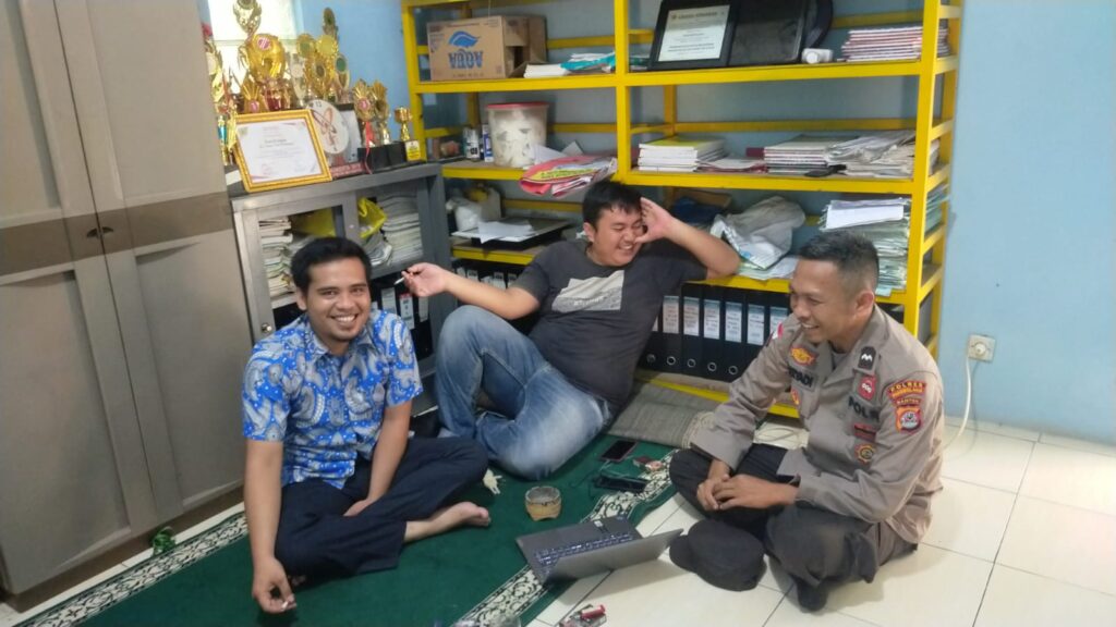 Aipda Hardi Heryadi KSPK Polsek Sumur melakukan Silaturahmi dengan Warga Desa Kertajaya 7 WhatsApp Image 2024 06 10 at 19.39.18
