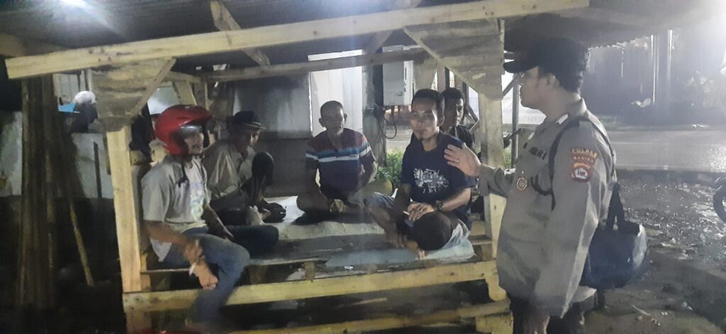 Sambang ke Poskamling, Kanit Binmas Polsek Picung Ajak Warga Picung Berperan Aktif Menjaga Kamtibmas 3 WhatsApp Image 2024 06 11 at 01.51.24