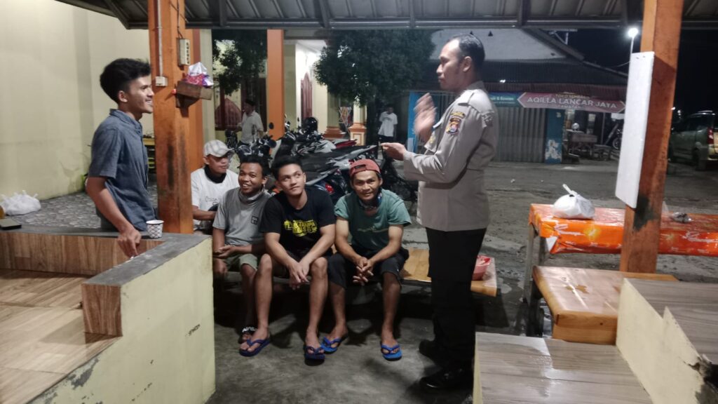 Patroli Malam Polsek Carita Sambangi Pemuda yang Berkumpul: Membangun Kemitraan dengan Masyarakat 7 WhatsApp Image 2024 06 11 at 06.31.00
