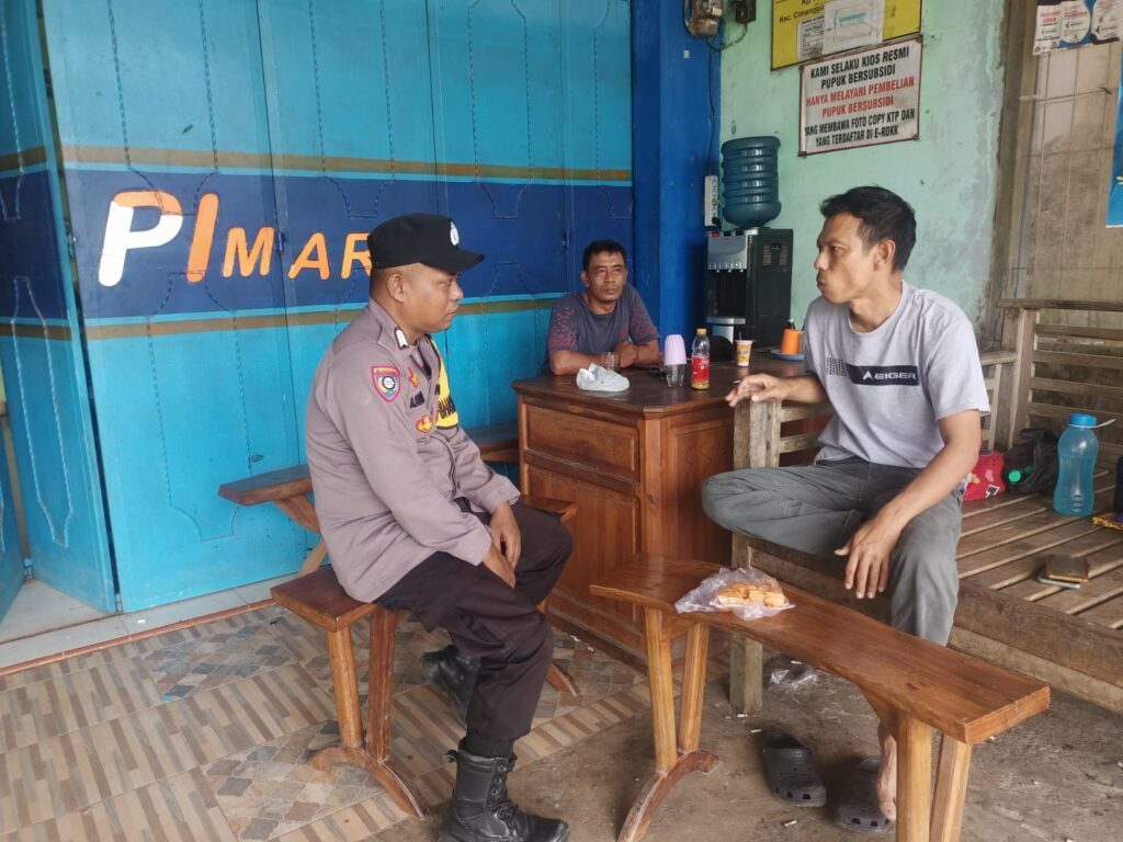 Polsek Cimanggu Galang Sinergi dengan Pelaku Usaha Melalui Kegiatan Sambang Dialogis di Toko Sembako 2 WhatsApp Image 2024 06 11 at 21.02.43