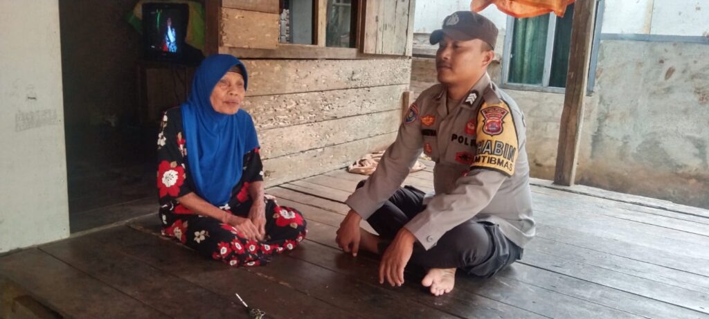 Bhabinkamtibmas Polsek Cimanggu Menjaga Kesejahteraan Lansia Melalui Kegiatan Sambang 8 WhatsApp Image 2024 06 11 at 21.18.53