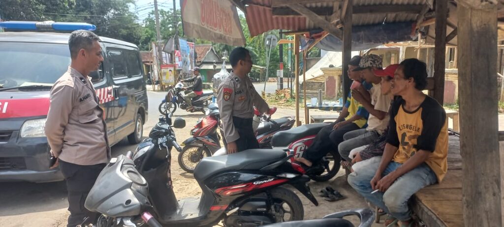 Polsek Saketi Polres Pandeglang Terus Lakukan Patroli Sambang untuk Ciptakan Kondisi Kamtibmas yang Aman 10 WhatsApp Image 2024 06 11 at 21.22.01