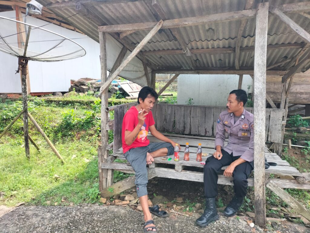 Bhabinkamtibmas Polsek Panimbang Melaksanakan Kegiatan Sambang ke Masyarakat 3 WhatsApp Image 2024 06 12 at 00.03.08