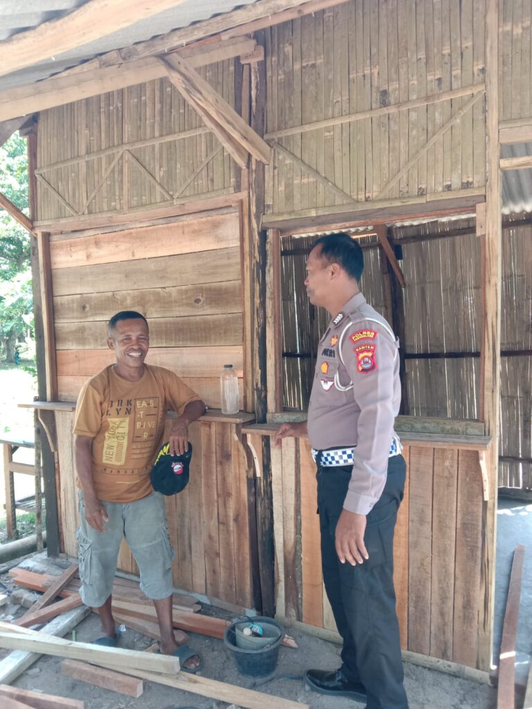 Polsek Carita Melaksanakan Kegiatan Sambang di Desa Binaan 4 WhatsApp Image 2024 06 12 at 00.03.35