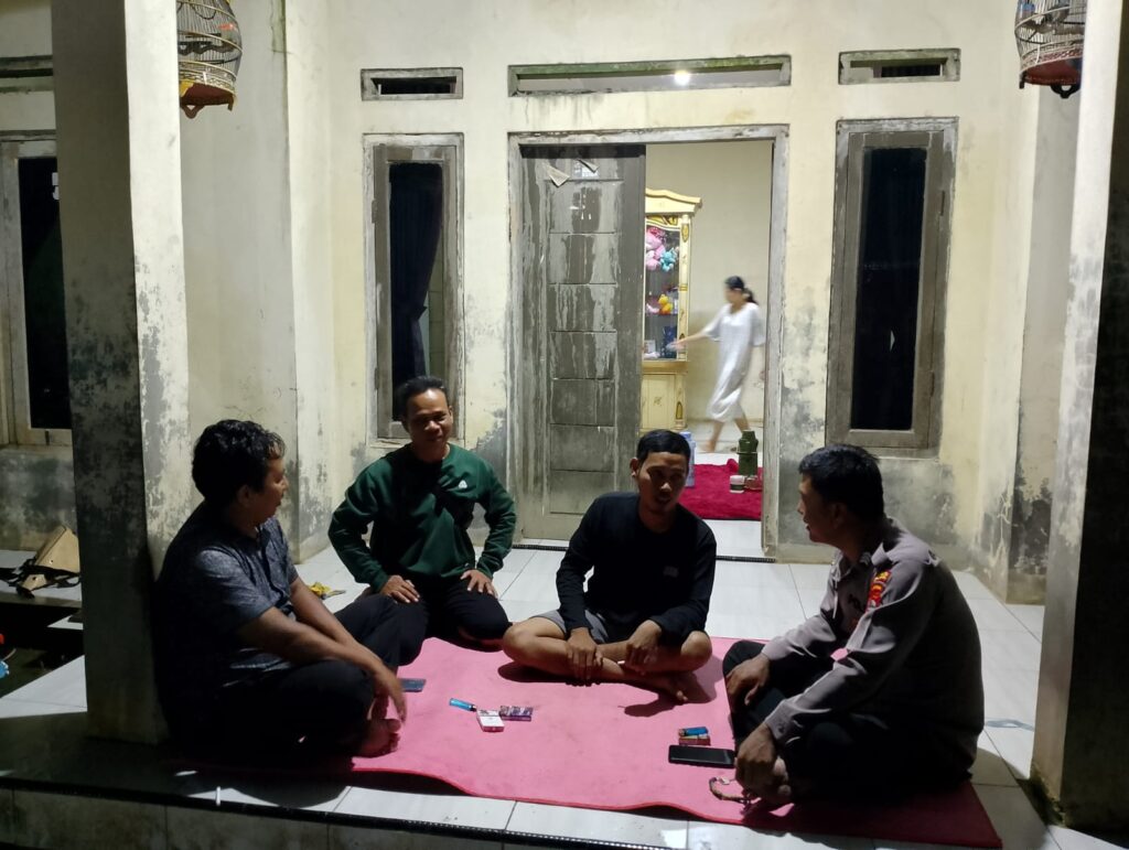 Bhabinkamtibmas Polsek Cimanuk Sambangi Warga Desa Pasirmae 6 WhatsApp Image 2024 06 12 at 01.31.40