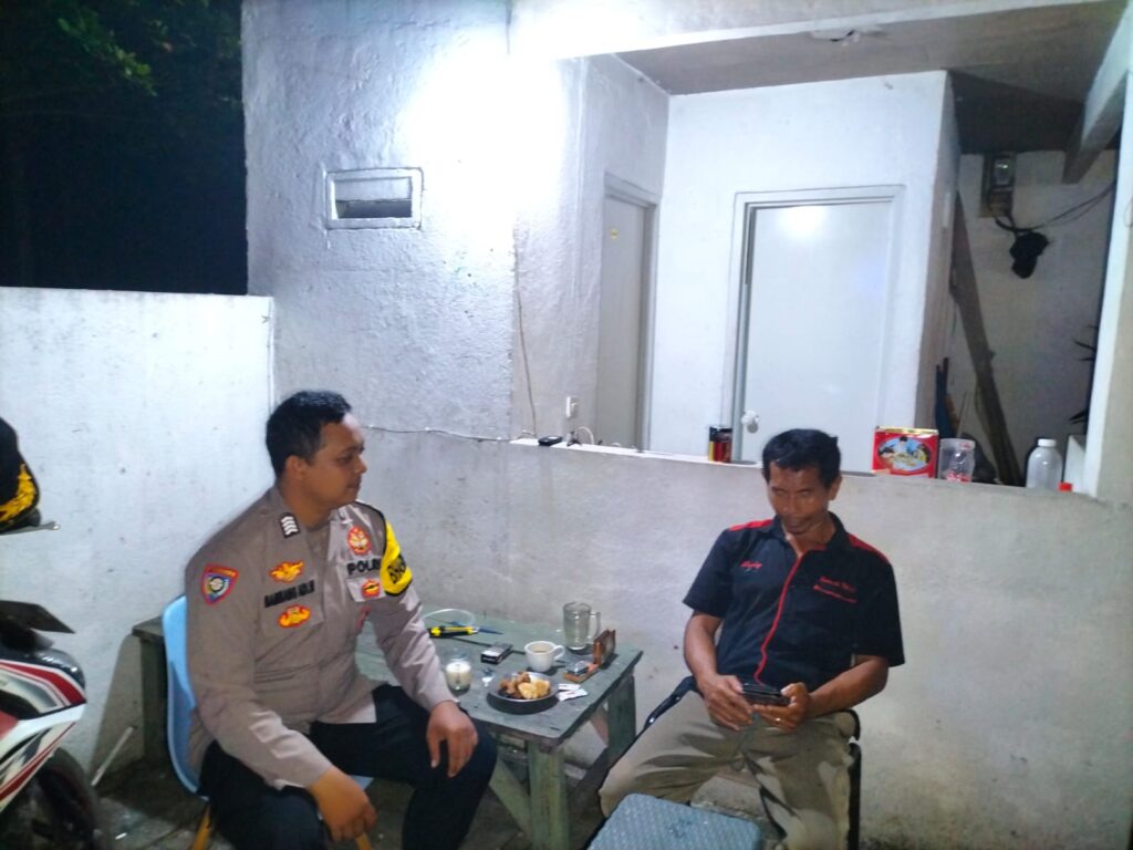 Petugas Polsek Carita Polres Pandeglang Melaksanakan Patroli Malam di Hotel-Hotel Wilayah Hukumnya 7 WhatsApp Image 2024 06 12 at 02.04.37
