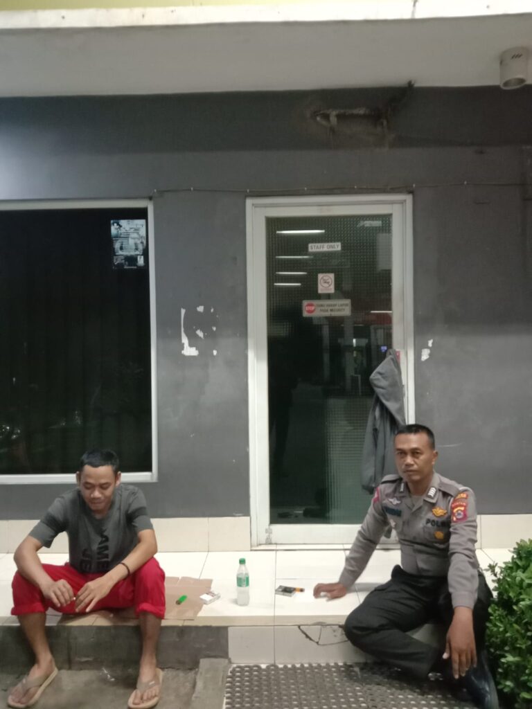 Petugas Patroli Polsek Carita Polres Pandeglang Membangun Kedekatan dengan Masyarakat Melalui Kegiatan Duduk Bareng 8 WhatsApp Image 2024 06 12 at 02.06.43