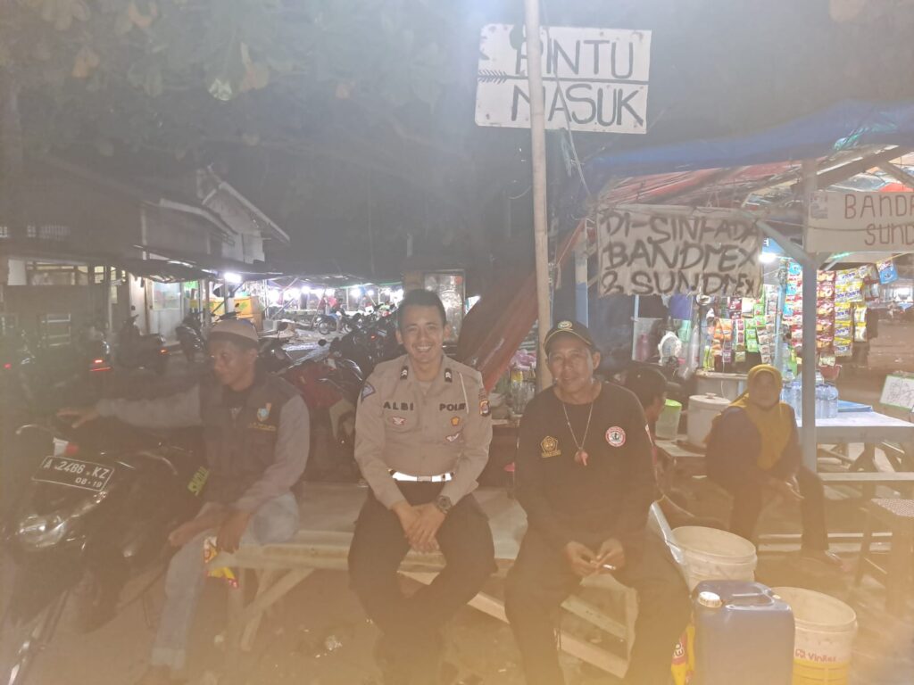 Polsek Labuan Gencar Memberikan Edukasi Peraturan Lalu Lintas untuk Tingkatkan Kesadaran Masyarakat 9 WhatsApp Image 2024 06 12 at 04.43.15
