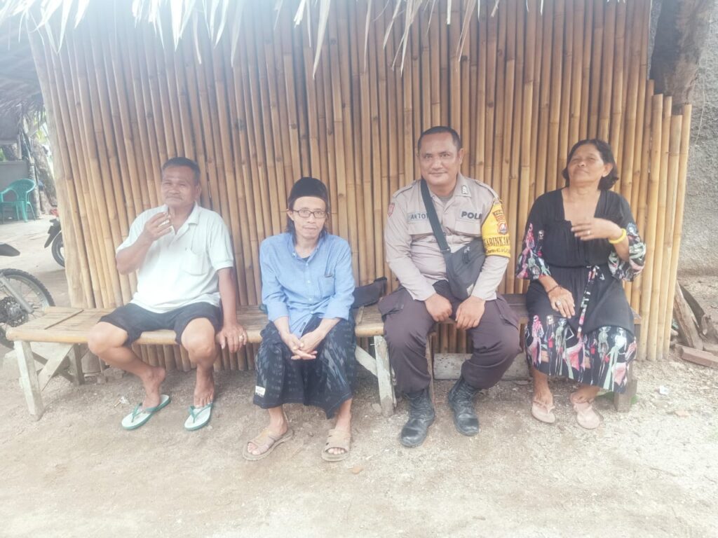 Bhabinkamtibmas Polsek Labuan Gencar Lakukan Kegiatan Sambang ke Wilayah Binaan 2 WhatsApp Image 2024 06 12 at 04.48.27