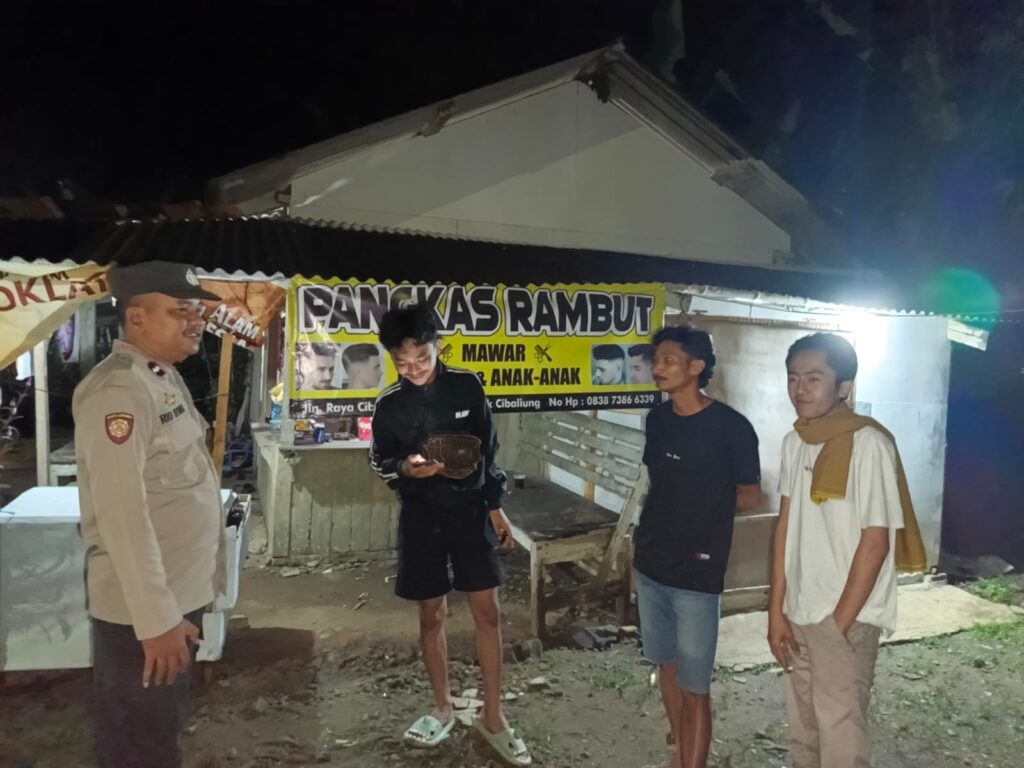 Polsek Cibaliung Gelar Sambang dan Patroli Malam untuk Jaga Kamtibmas 4 WhatsApp Image 2024 06 12 at 05.46.38