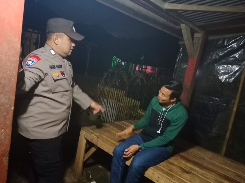 Bhabinkamtibmas Polsek Picung Sambangi Masyarakat Desa Pasirpanjang untuk Berikan Himbauan Kamtibmas 6 WhatsApp Image 2024 06 12 at 05.47.44