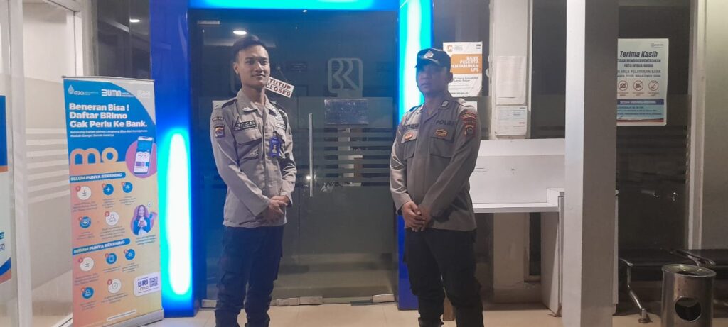 Polsek Picung Antisipasi Kejahatan Perbankan dengan Patroli KRYD Malam Hari 10 WhatsApp Image 2024 06 12 at 05.49.07