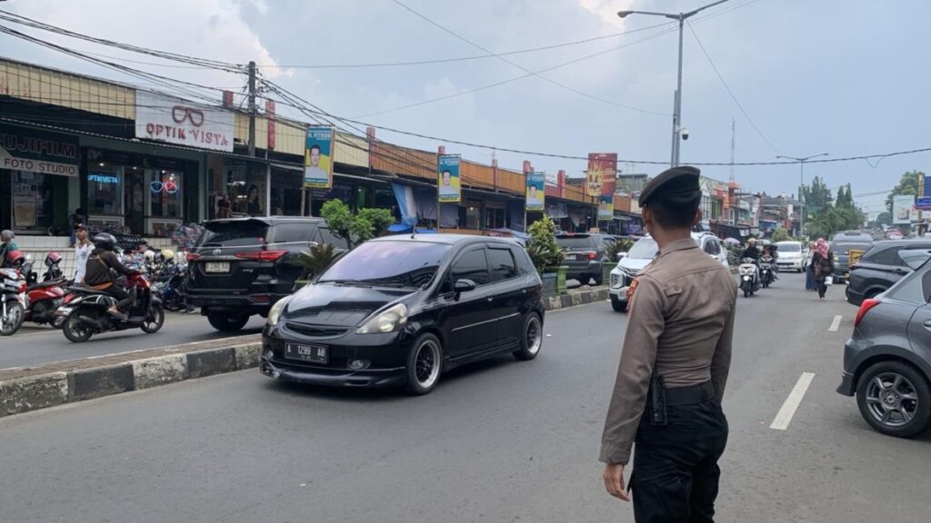 Sat Samapta Polres Pandeglang Menggelar Kegiatan Strong Point Pagi untuk Menciptakan Kamseltibcar Lantas di Pasar Badak Pandeglang 9 WhatsApp Image 2024 06 12 at 18.43.19 1